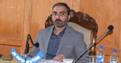 DC Pulwama reviews functioning of Kisan Khidmat Ghars, interacts with Krishi Udyamis