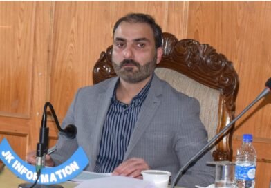 DC Pulwama reviews functioning of Kisan Khidmat Ghars, interacts with Krishi Udyamis