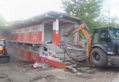 Anantnag Police Demolishes 15-Shop Illegal Commercial Complex Worth ₹1 Crore Belonging to Drug Peddler in Waghama