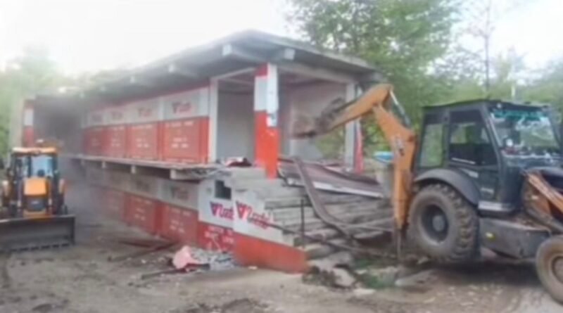 Anantnag Police Demolishes 15-Shop Illegal Commercial Complex Worth ₹1 Crore Belonging to Drug Peddler in Waghama