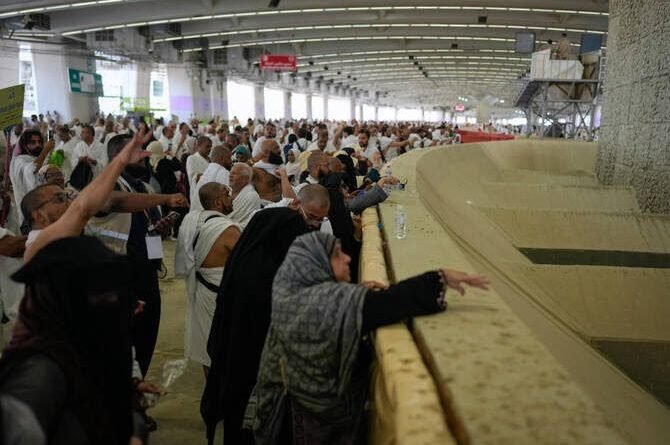 Hajj pilgrims stone the devil in final ritual