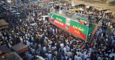 Thousands of Imran Khan supporters start march to Pakistani capital, party says