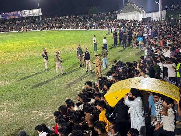 Royal premier league lights up Pulwama, draws thousands to stadium