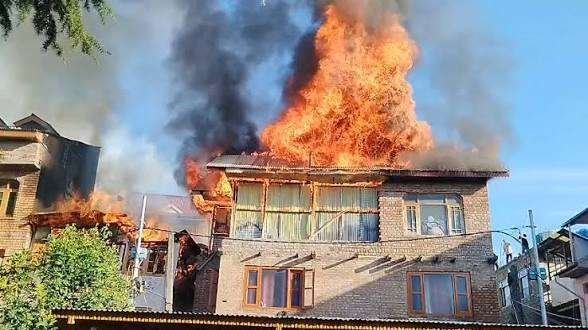 7 houses gutted in massive fire incident in Srinagar