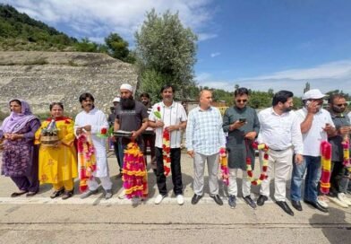 First batch of Amarnath pilgrims welcomed with flower petals in Kashmir