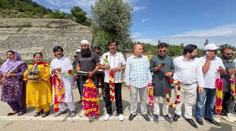 First batch of Amarnath pilgrims welcomed with flower petals in Kashmir